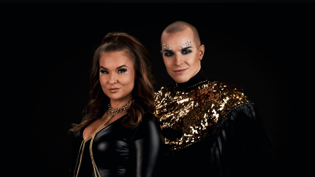 Nainen ja mies discoasuissa puolivartalokuvassa.