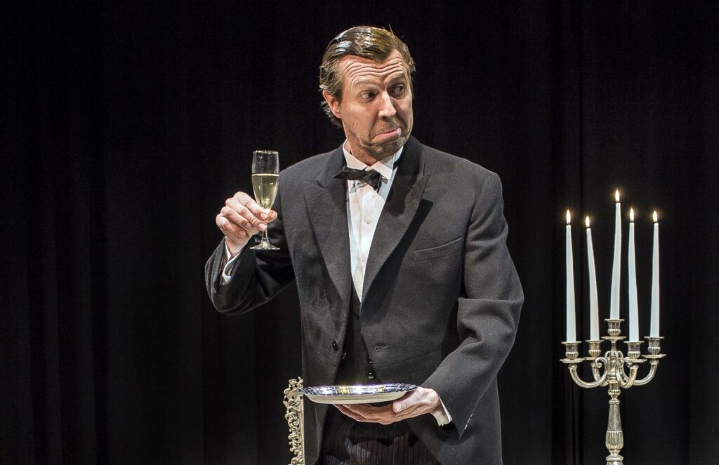 Näyttelijä Martti Suosalo kohottaa maljan