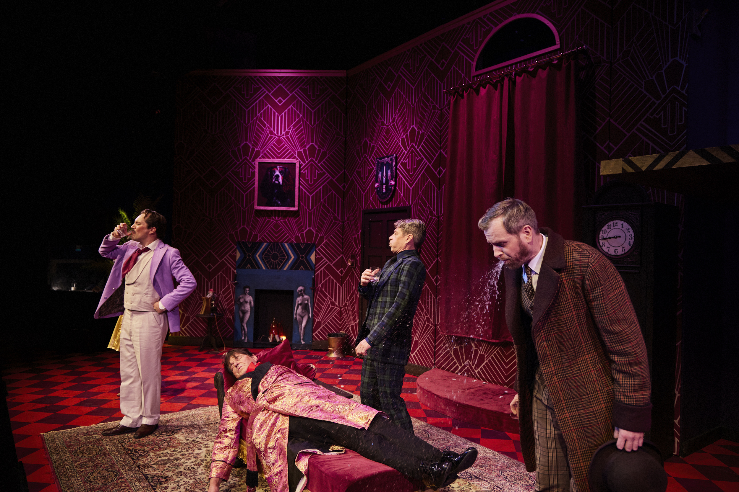 Usea näyttelijä lavalla