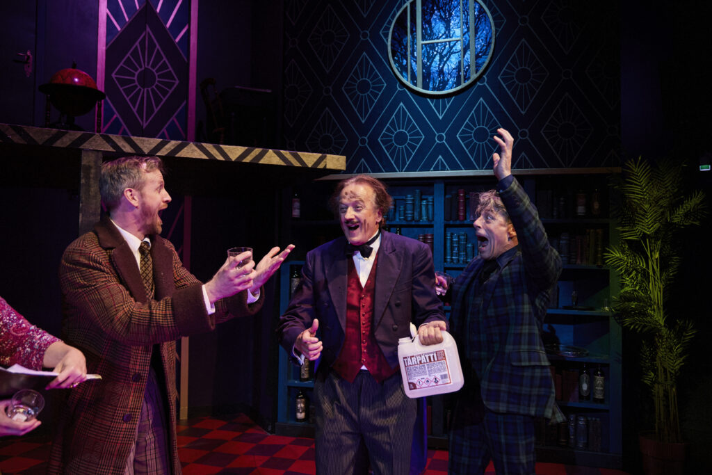 Kuvassa näyttelijät lavalla