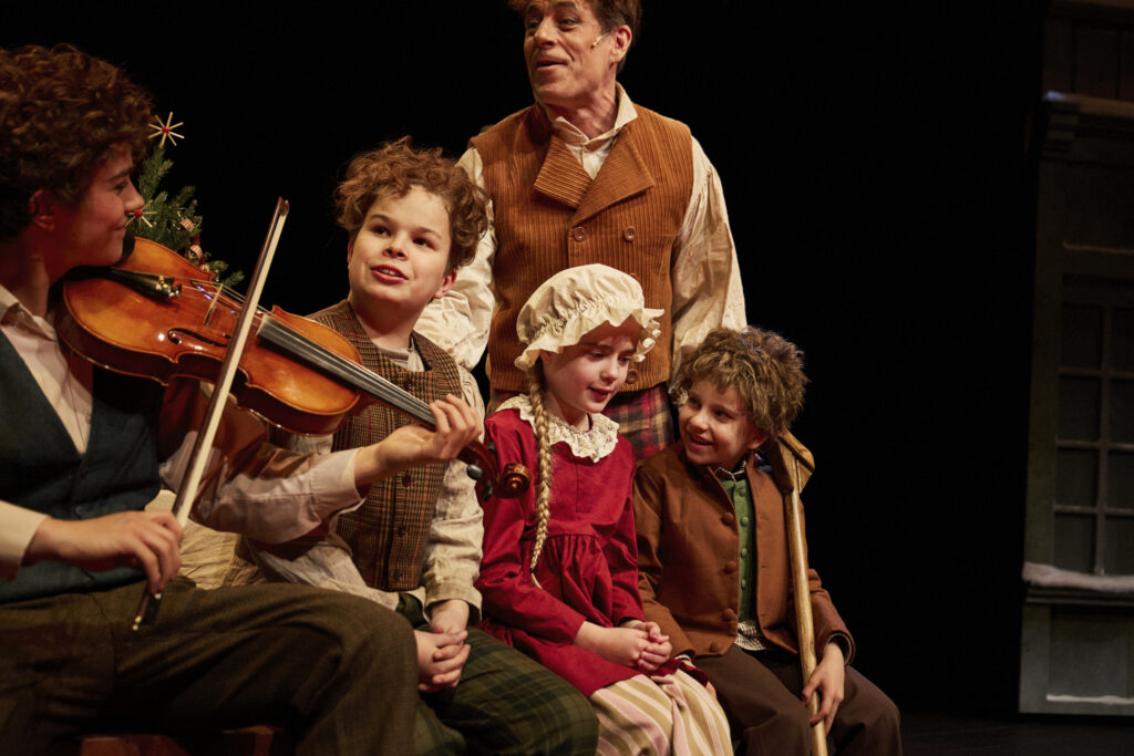 Kuvassa lapset kuuntelevat viulun soittoa