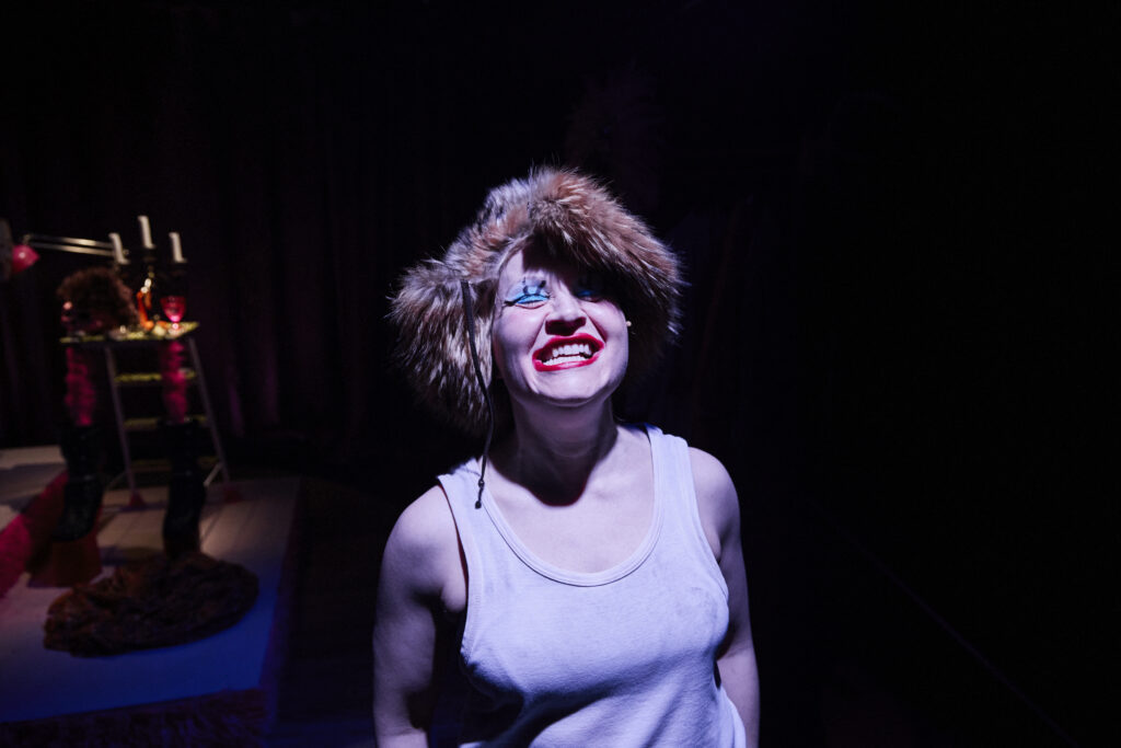 Paula Miettinen yhdessä yhdeksästä roolihahmostaan