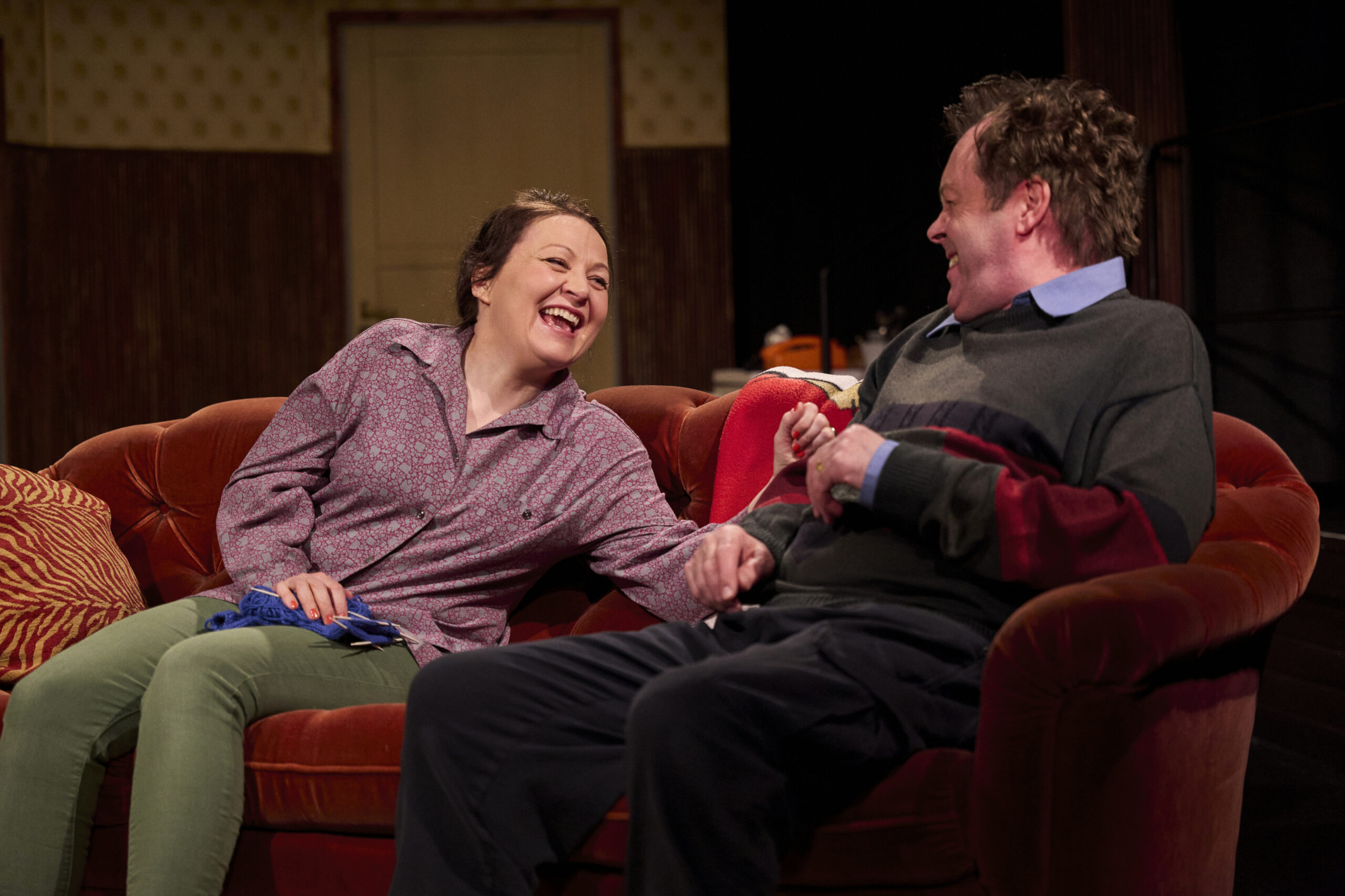 Lea-palkittu haikea komedia Rovaniemen Teatterin ensi-illassa